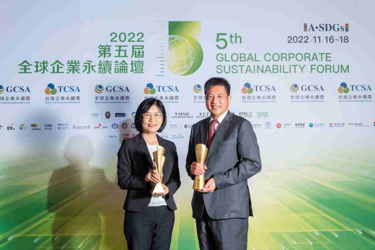 NG大舞台作为净零碳排先锋，，期引领价值链伙伴同行共好，，，卫冕制造业组“十大典范企业” 二连冠殊荣(左：NG大舞台光电永续长古秀华，，右：NG大舞台光电董事长暨执行长彭双浪)