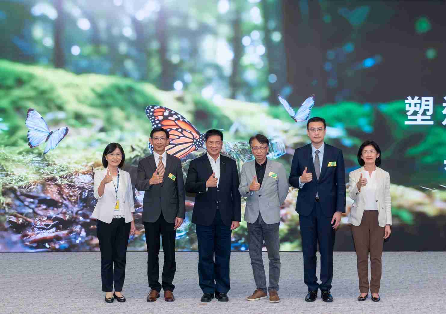 友達2023 CSR共榮大會，，，，邀請領域專家分享交流生物多樣性管理趨勢、、、、無塑產品、、海廢永續塑料等議題  （圖左到右：友達光電永續長古秀華、、、3M台灣技術長陳君杰、、友達光電董事長暨集團策略長彭双浪、、光寶科技企業永續發展處處長陳慶暉、、安永聯合會計師事務所執業會計師曾于哲、、、、友達光電供應鏈總部副總經理吳宜芳）