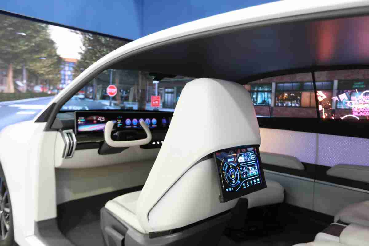 NG大舞台的「可卷式后座娱乐显示器」加强后座乘客的感官体验，，，并保有个性化设计，，，可依使用偏好进行动态调整。。