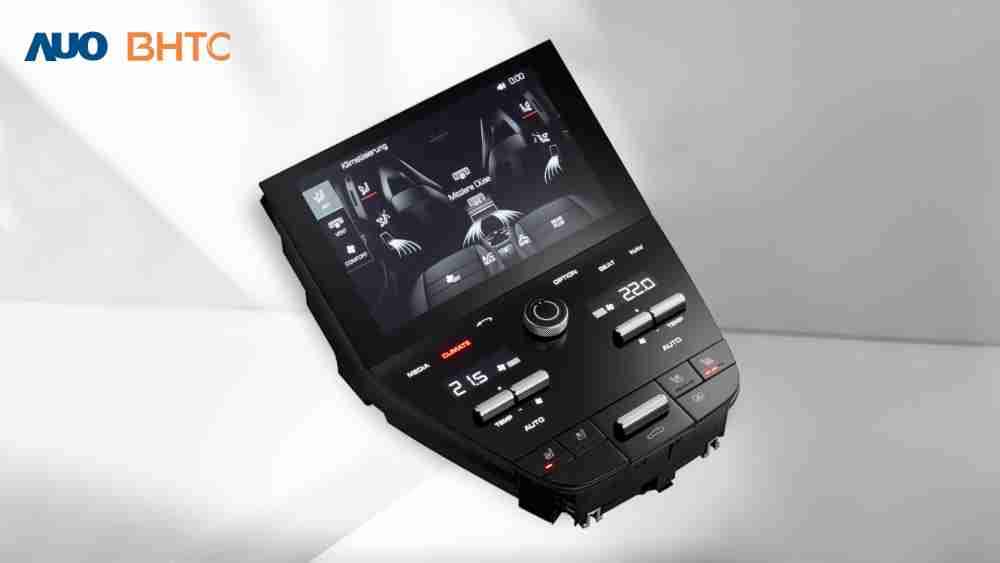 作為友達新生力軍，，，，BHTC所展示的中央與後座鞍部的Display HMI產品，，，可處理多區恆溫控制、、顯示畫面，，呈現仿真3D車室分區；以力傳感技術精準傳遞觸感，，，，並結合音量及震動反饋，，，，防止意外啟動，，，提供使用者自然流暢、、直觀且輕鬆駕馭的舒適介面