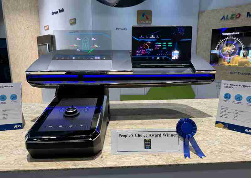 NG大舞台车用Micro LED Display HMI解决方案获”最佳车用显示奖”，，，，以用户为中心开发，，，针对前座驾驶与乘客设计兼具娱乐与安全的高画质屏幕，，，包含车舱前座的Micro LED透明屏幕及全球首款内建镜头的智慧Micro LED显示器