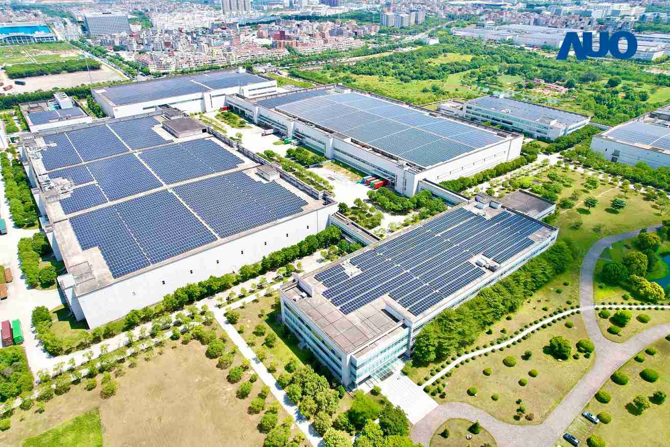 NG大舞台厦门推动智能制造同时，，透过绿电创能纵深推进绿色转型，，，，厂区全屋顶铺设太阳能光伏板，，，每年太阳能发电 2,600多万度