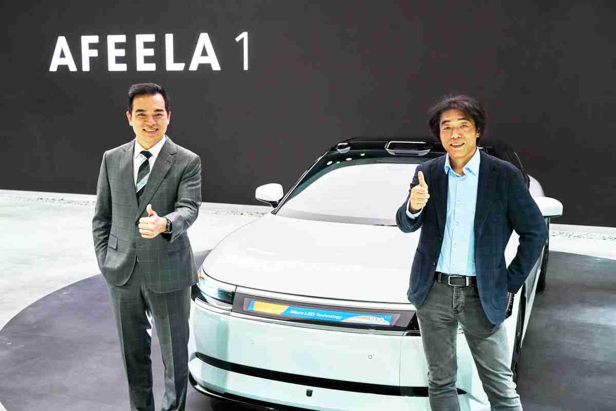 NG大舞台与Sony Honda Mobility携手合作，，率先全球展示搭载于AFEELA电动车上，，，首款应用在车身外部的Micro LED 车头显示解决方案 (Micro LED Media Bar Solutions)。。。NG大舞台光电执行长暨总经理柯富仁(左)与Sony Honda Mobility代表取缔役社长兼营运长川西泉(lzumi Kawanishi)(右)在CES 现场展现双方坚定持续创新的承诺，，实现更加人性化与智慧的驾乘体验。。。。