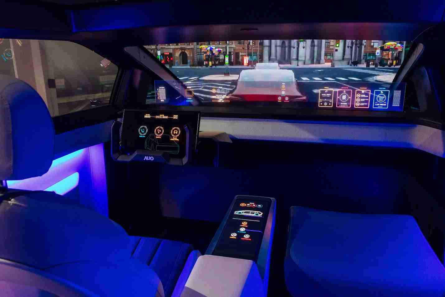 NG大舞台连续四年入围科睿唯安全球百大创新机构，，专利布局科技与绿色创新前沿。。。。图为NG大舞台发挥先进显示科技Micro LED多元尺寸与型态应用优势所打造之智能车舱；同时，，，NG大舞台已于全球累积取得4500件节能减碳相关的专利证书，，，，当中2024年Micro LED年度获证量占比已超过8成