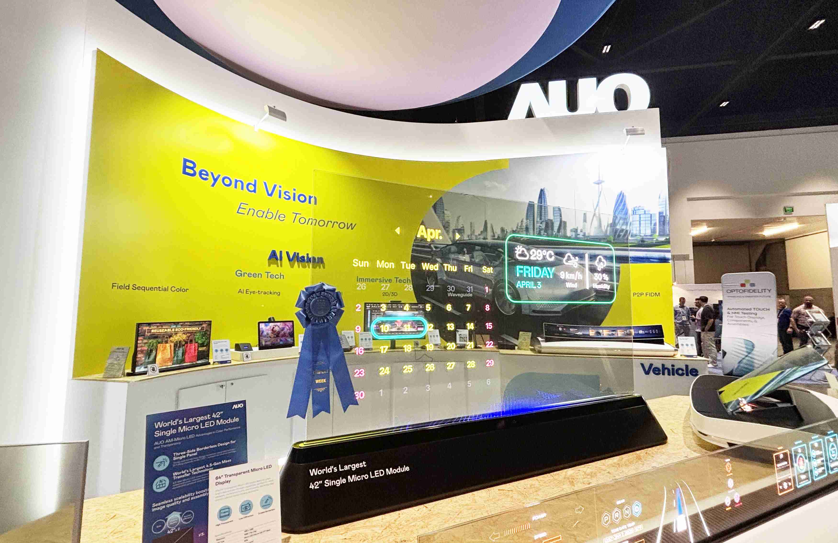 NG大舞台64吋透明Micro LED显示器获〝最佳Micro LED技术应用奖〞，，其绝妙的透明穿透特性，，，同时具备1,000 nits的高亮度表现，，，，并透过精细的无缝拼接延伸，，可依需求灵活应用于多元场域，，展现出Micro LED显示技术划时空的无限潜力