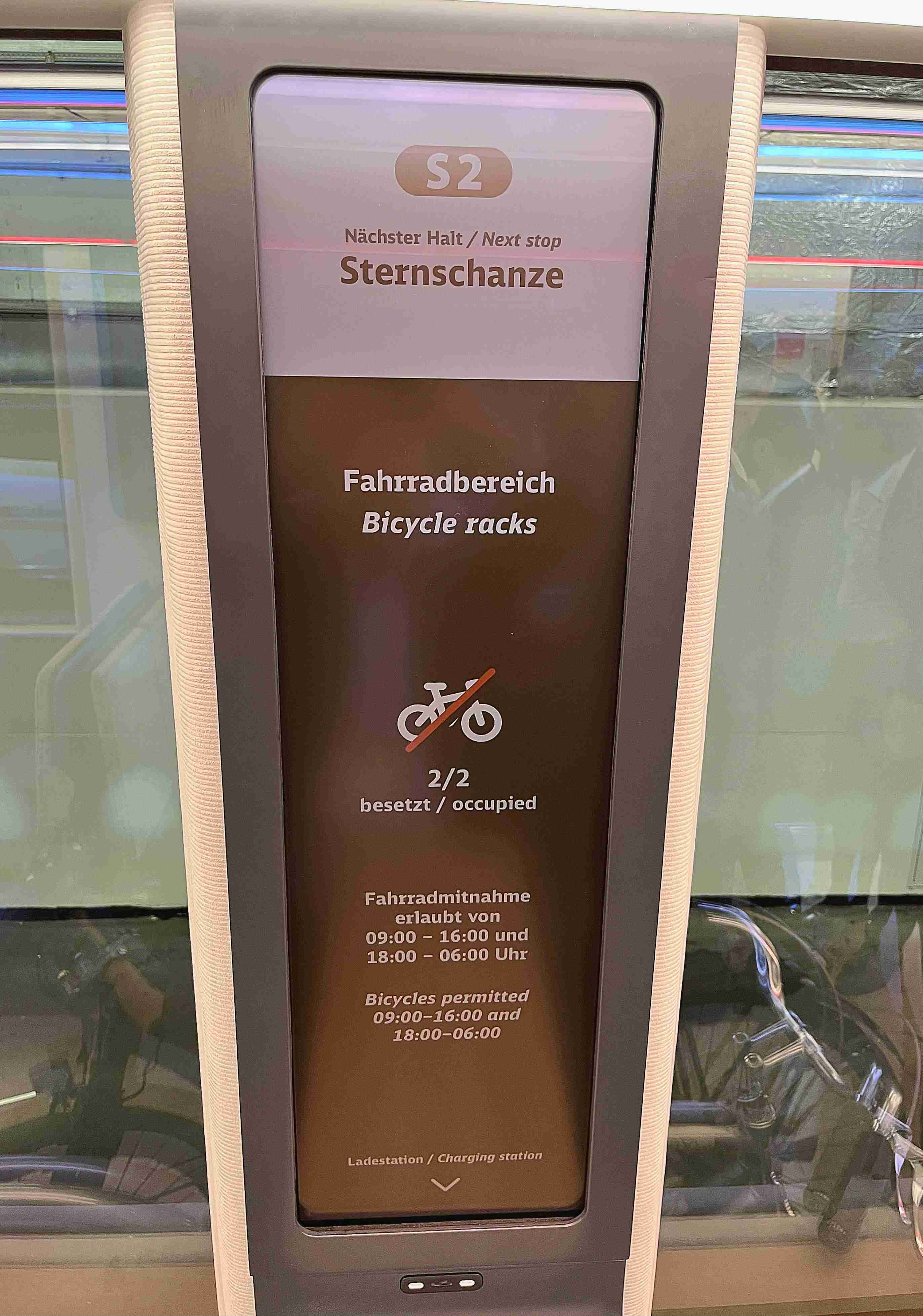 达擎HiRaso显示技术采用胆固醇液晶独特的双稳态特性及反射环境光线的方式，，发挥最佳能源运用效率，，其仅在更换显示画面时才消耗电力，，在持续静止的画面显示上则为零耗电，，，与传统液晶显示技术相比大幅节省90%能耗